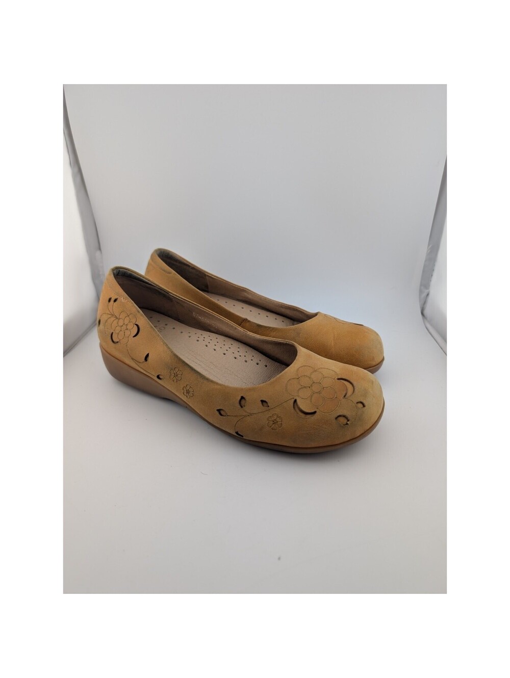 DK Dr. Kao Size 7.5 Leather Wedge Heels Flower Cut Outs Beige Tan Comfort Shoes